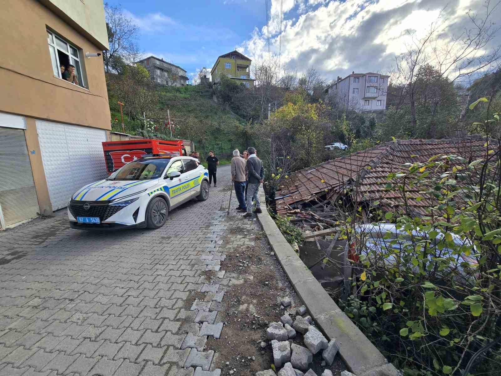 zonguldakta kontrolden cikan otomobil evin catisina uctu 1 uR38Oigi