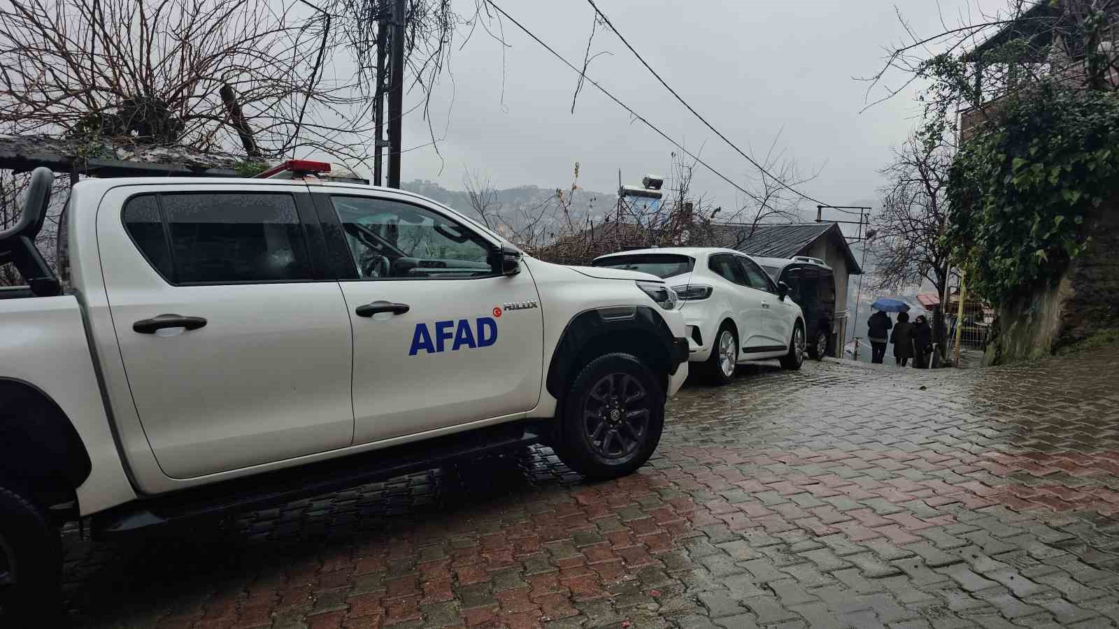 zonguldakta korkutan heyelan 8 kisilik aile tahliye edildi 1 A9XcMEYE
