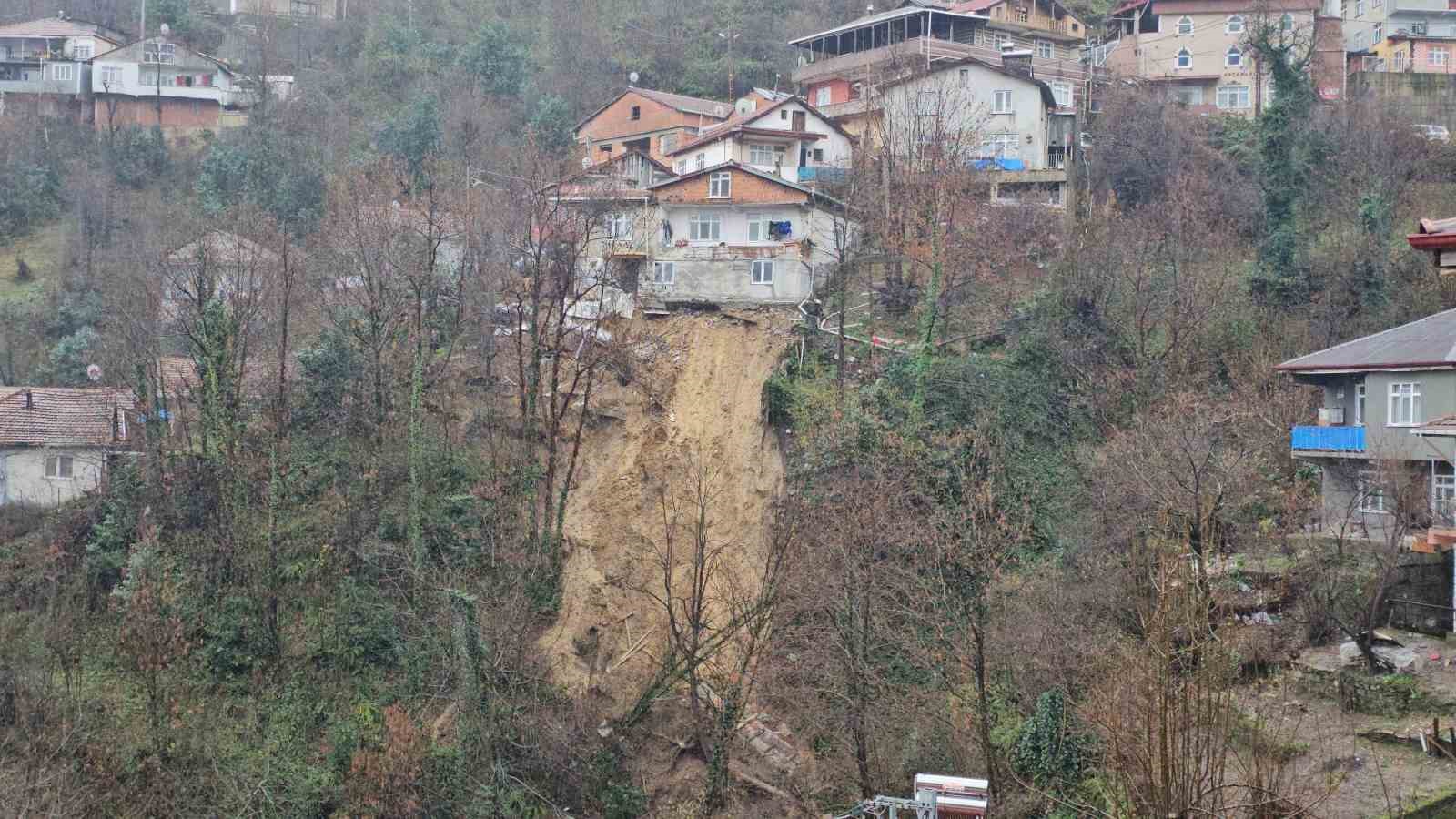 zonguldakta korkutan heyelan 8 kisilik aile tahliye edildi 2 dznSkqHd
