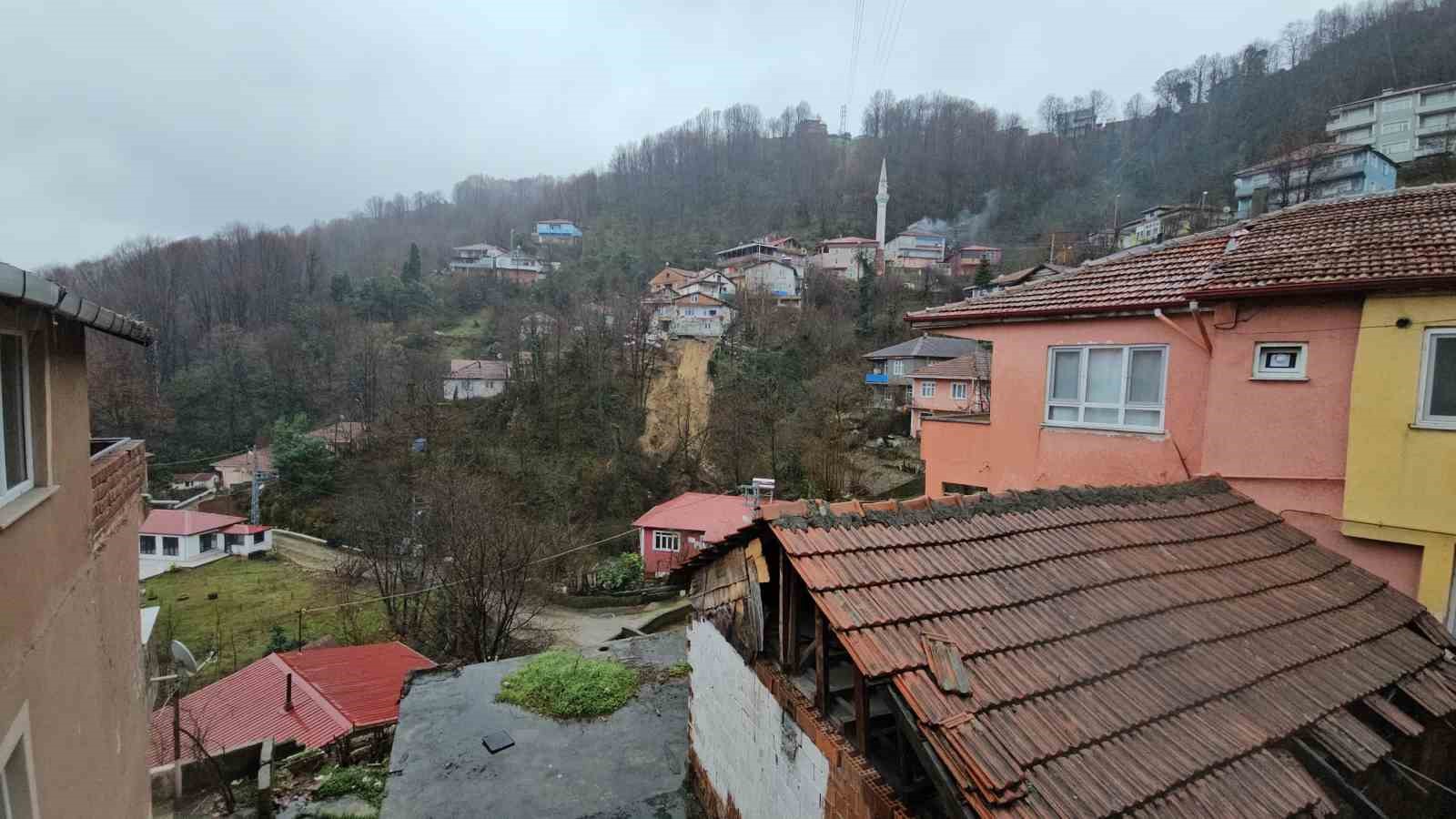 zonguldakta korkutan heyelan 8 kisilik aile tahliye edildi 3 ZnuCKAkj