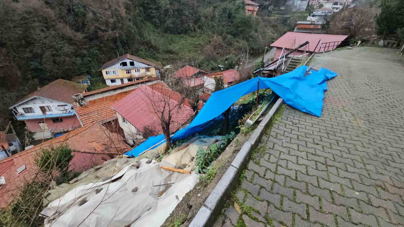 zonguldakta korkutan heyelan kayalar iki evin uzerine dustu 2 rOeAWeF7