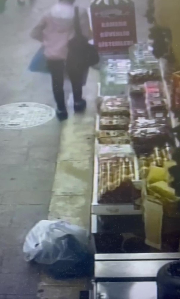 Zonguldak’ta kuruyemişçiden ceviz hırsızlığı güvenlik kamerasında 4 zonguldakta kuruyemisciden ceviz hirsizligi guvenlik kamerasinda 0 6UVXHLpP