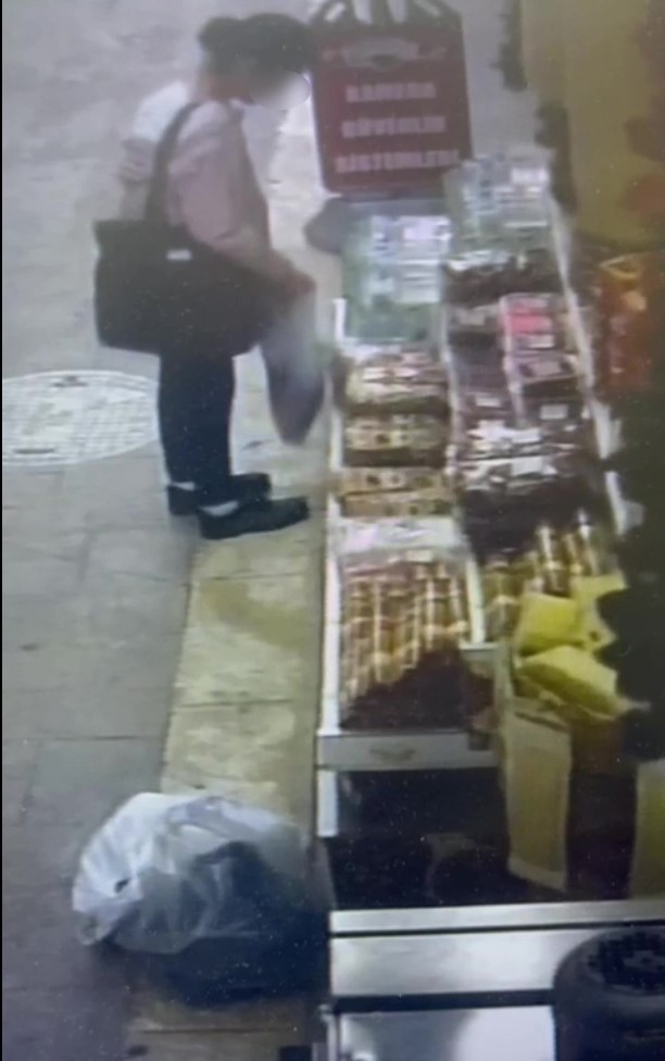 Zonguldak’ta kuruyemişçiden ceviz hırsızlığı güvenlik kamerasında 5 zonguldakta kuruyemisciden ceviz hirsizligi guvenlik kamerasinda 1 2RMDs7DX