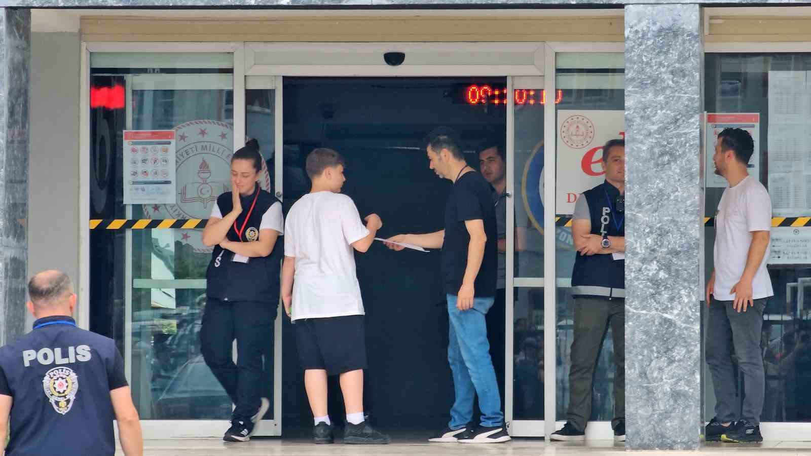 Zonguldak’ta LGS heyecanı: Kimliğini evde unutunca 16 kilometrelik yol için zamanla yarıştılar 7 zonguldakta lgs heyecani kimligini evde unutunca 16 kilometrelik yol icin zamanla yaristilar 3 v9nQzsAJ