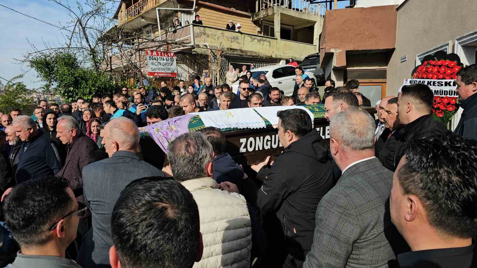 Zonguldak’ta menenjit şüphesiyle vefat eden 14 yaşındaki Çağla toprağa verildi 4 zonguldakta menenjit suphesiyle vefat eden 14 yasindaki cagla topraga verildi 0 iIrjm4I7
