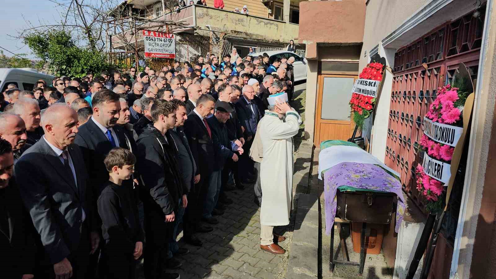 Zonguldak’ta menenjit şüphesiyle vefat eden 14 yaşındaki Çağla toprağa verildi 5 zonguldakta menenjit suphesiyle vefat eden 14 yasindaki cagla topraga verildi 1 zFjZ6zM9