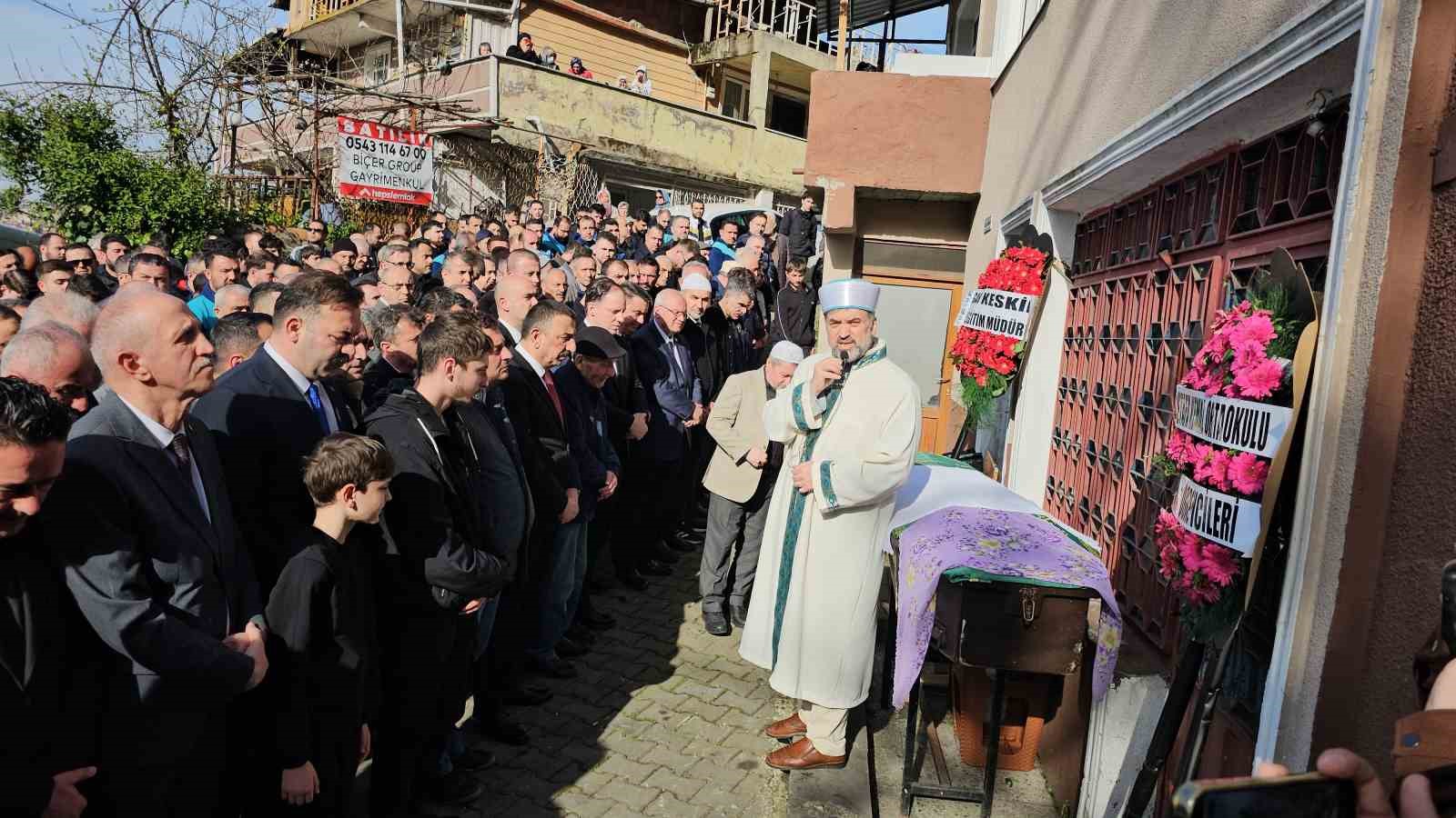 Zonguldak’ta menenjit şüphesiyle vefat eden 14 yaşındaki Çağla toprağa verildi 6 zonguldakta menenjit suphesiyle vefat eden 14 yasindaki cagla topraga verildi 2