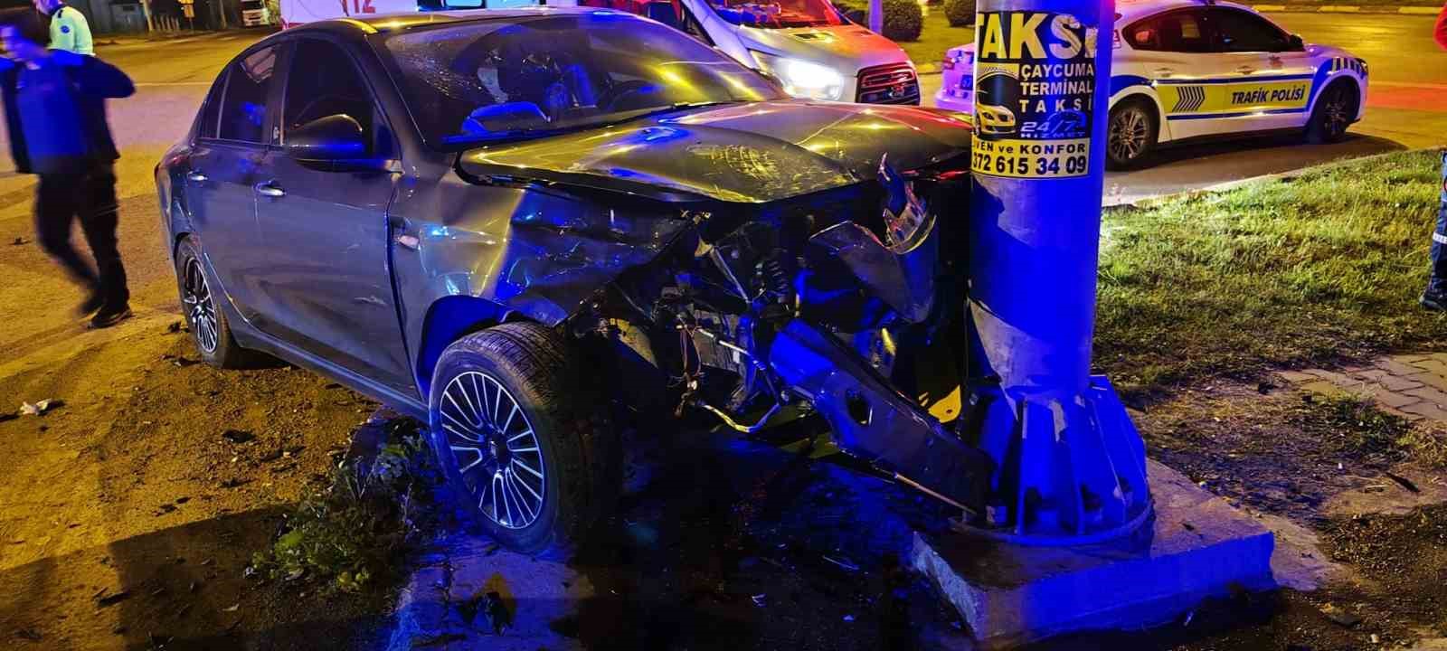 zonguldakta otomobil once araca ardindan yon diregine carpti 2 yarali 0