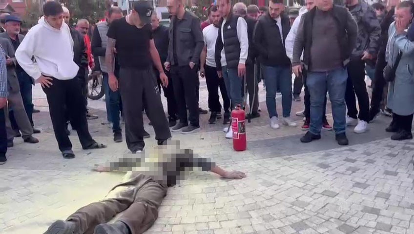 Zonguldak’ta psikolojik sorunları olduğu iddia edilen şahıs kaymakamlık önünde kendini yaktı 7 zonguldakta psikolojik sorunlari oldugu iddia edilen sahis kaymakamlik onunde kendini yakti 3 HjFeJOwZ
