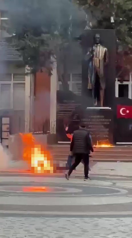 Zonguldak’ta psikolojik sorunları olduğu iddia edilen şahıs kaymakamlık önünde kendini yaktı 10 zonguldakta psikolojik sorunlari oldugu iddia edilen sahis kaymakamlik onunde kendini yakti 6 VhOjCwCZ