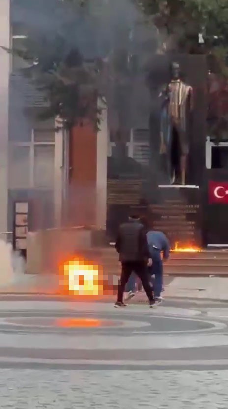 Zonguldak’ta psikolojik sorunları olduğu iddia edilen şahıs kaymakamlık önünde kendini yaktı 11 zonguldakta psikolojik sorunlari oldugu iddia edilen sahis kaymakamlik onunde kendini yakti 7 EFVysayk