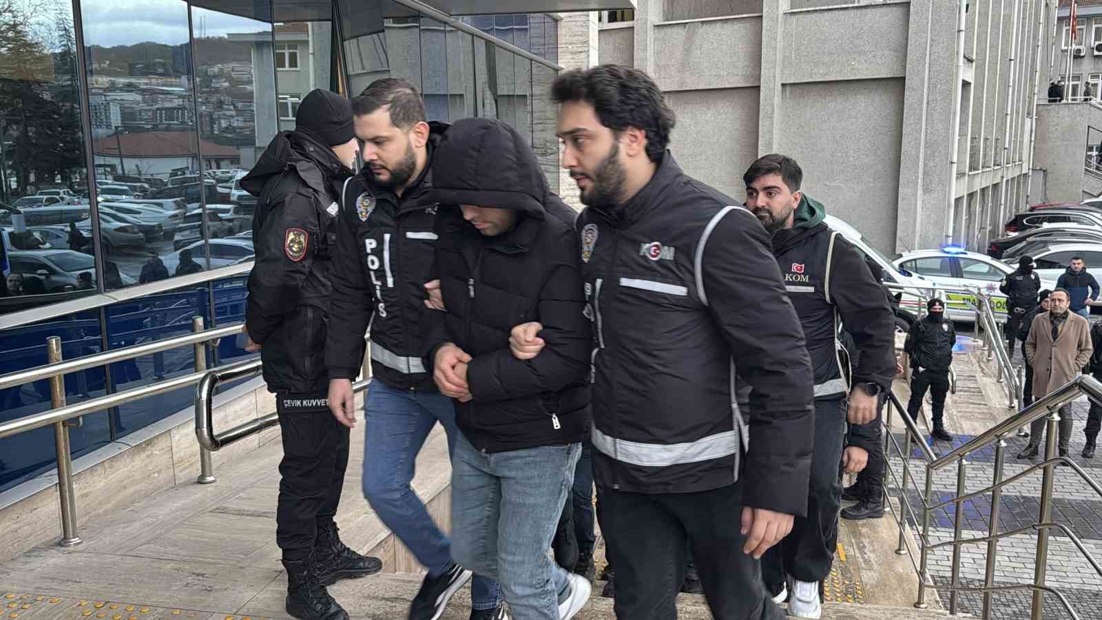 zonguldakta rusvetle arac muayenesi operasyonunda 11 supheli adliyede 3 5muNF77v