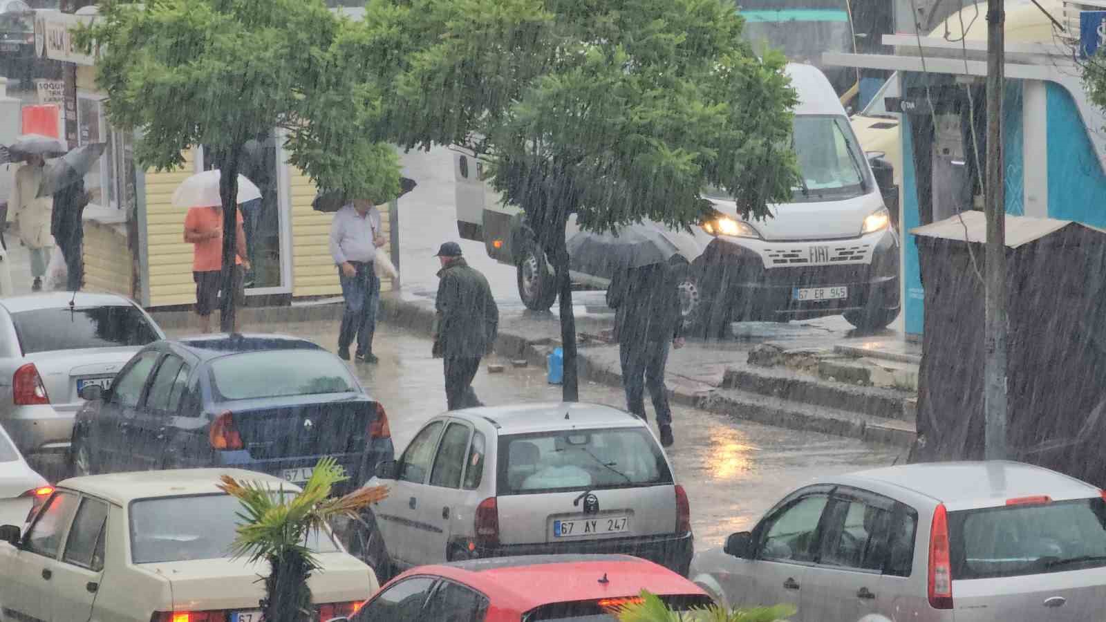 Zonguldak’ta sağanak etkili oldu, vatandaşlar saçak altlarına sığındı 4 zonguldakta saganak etkili oldu vatandaslar sacak altlarina sigindi 0 66ljqnR5