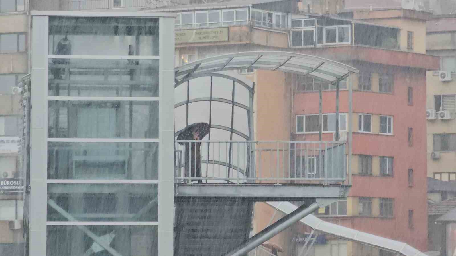 Zonguldak’ta sağanak etkili oldu, vatandaşlar saçak altlarına sığındı 6 zonguldakta saganak etkili oldu vatandaslar sacak altlarina sigindi 2 fFG66FuF