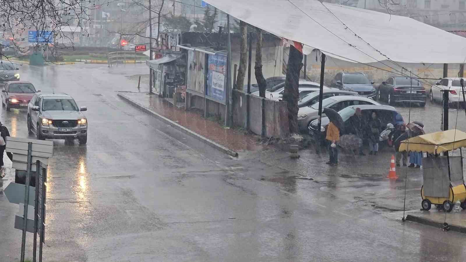 Zonguldak’ta sağanak yağış sürprizi: Hazırlıksız yakalananlar saçak altlarına sığındı 5 zonguldakta saganak yagis surprizi hazirliksiz yakalananlar sacak altlarina sigindi 1 WNk2298H