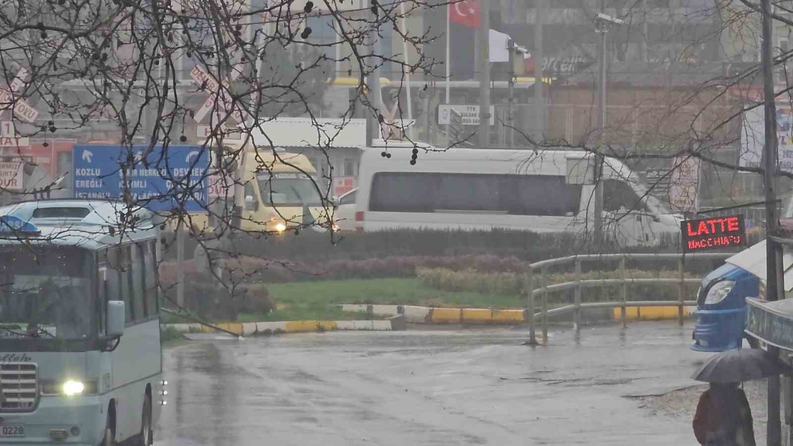 Zonguldak’ta sağanak yağış sürprizi: Hazırlıksız yakalananlar saçak altlarına sığındı 6 zonguldakta saganak yagis surprizi hazirliksiz yakalananlar sacak altlarina sigindi 2 nq6jrdXm