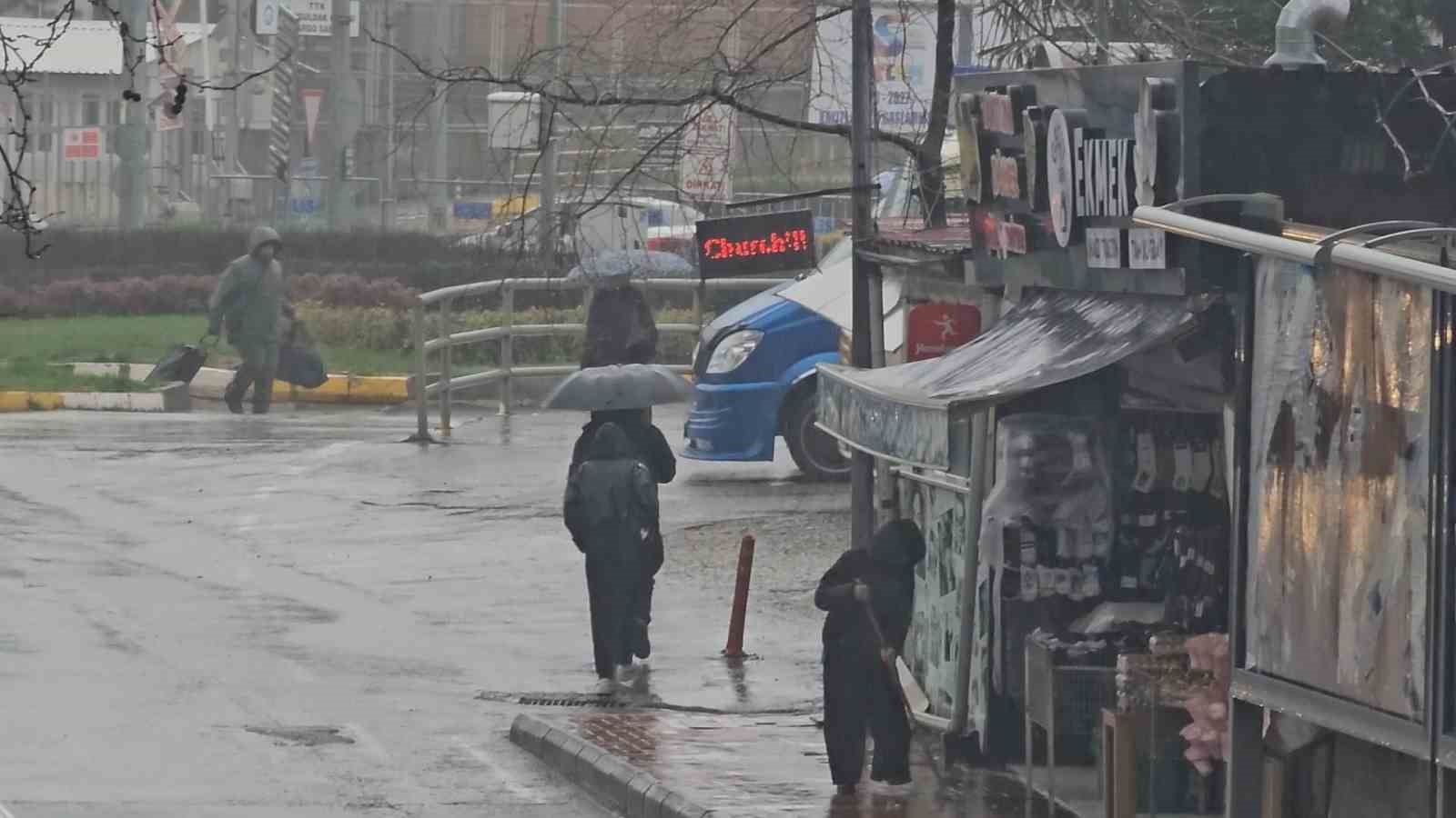 Zonguldak’ta sağanak yağış sürprizi: Hazırlıksız yakalananlar saçak altlarına sığındı 7 zonguldakta saganak yagis surprizi hazirliksiz yakalananlar sacak altlarina sigindi 3