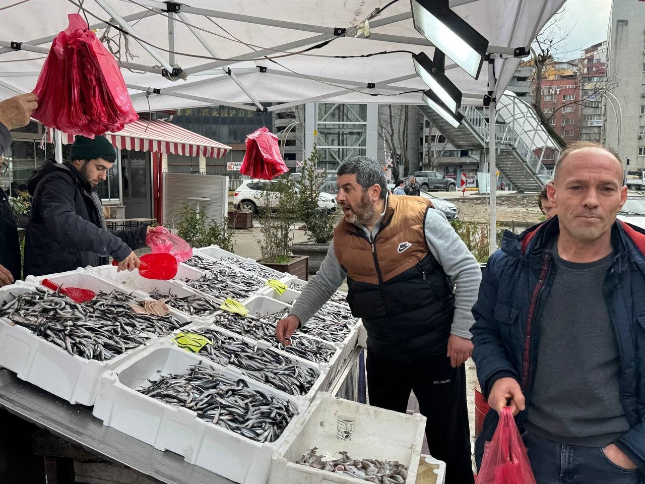 zonguldakta sevgililer gunune ozel hamsi kampanyasi kilosunu 100 liradan sattilar 1 9vQYGuir