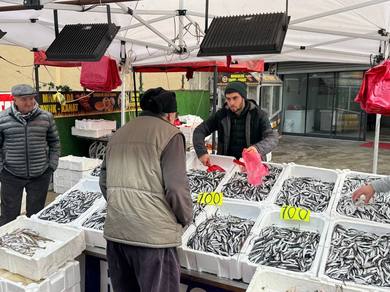zonguldakta sevgililer gunune ozel hamsi kampanyasi kilosunu 100 liradan sattilar 2 I7Aajbea