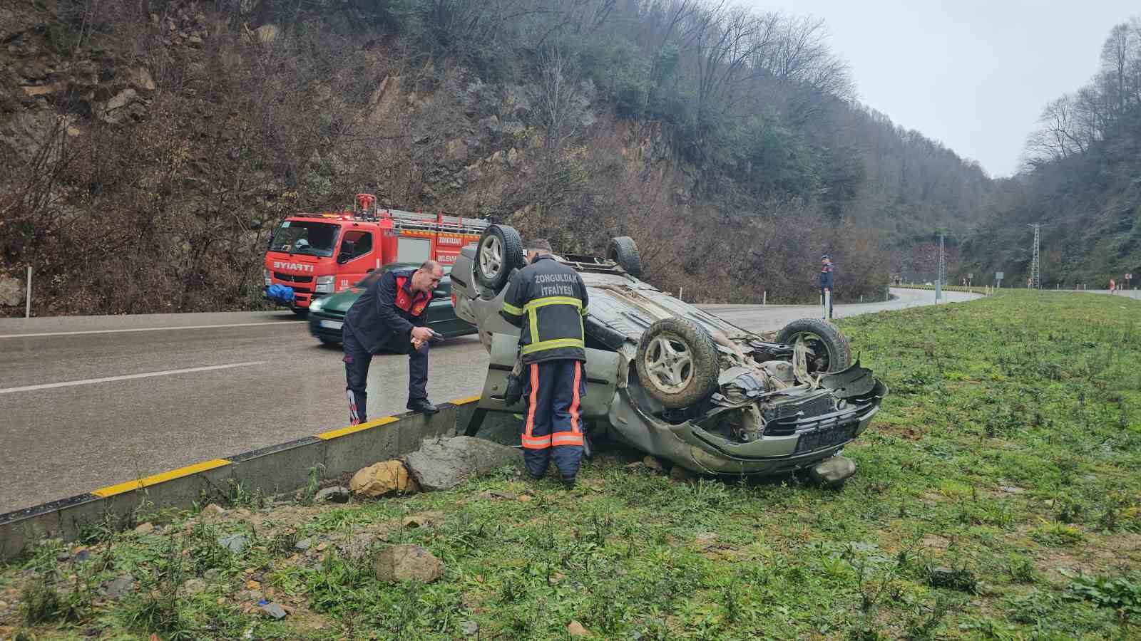 zonguldakta takla atan otomobildeki 3 kisi yaralandi 1 NBbOEbJy