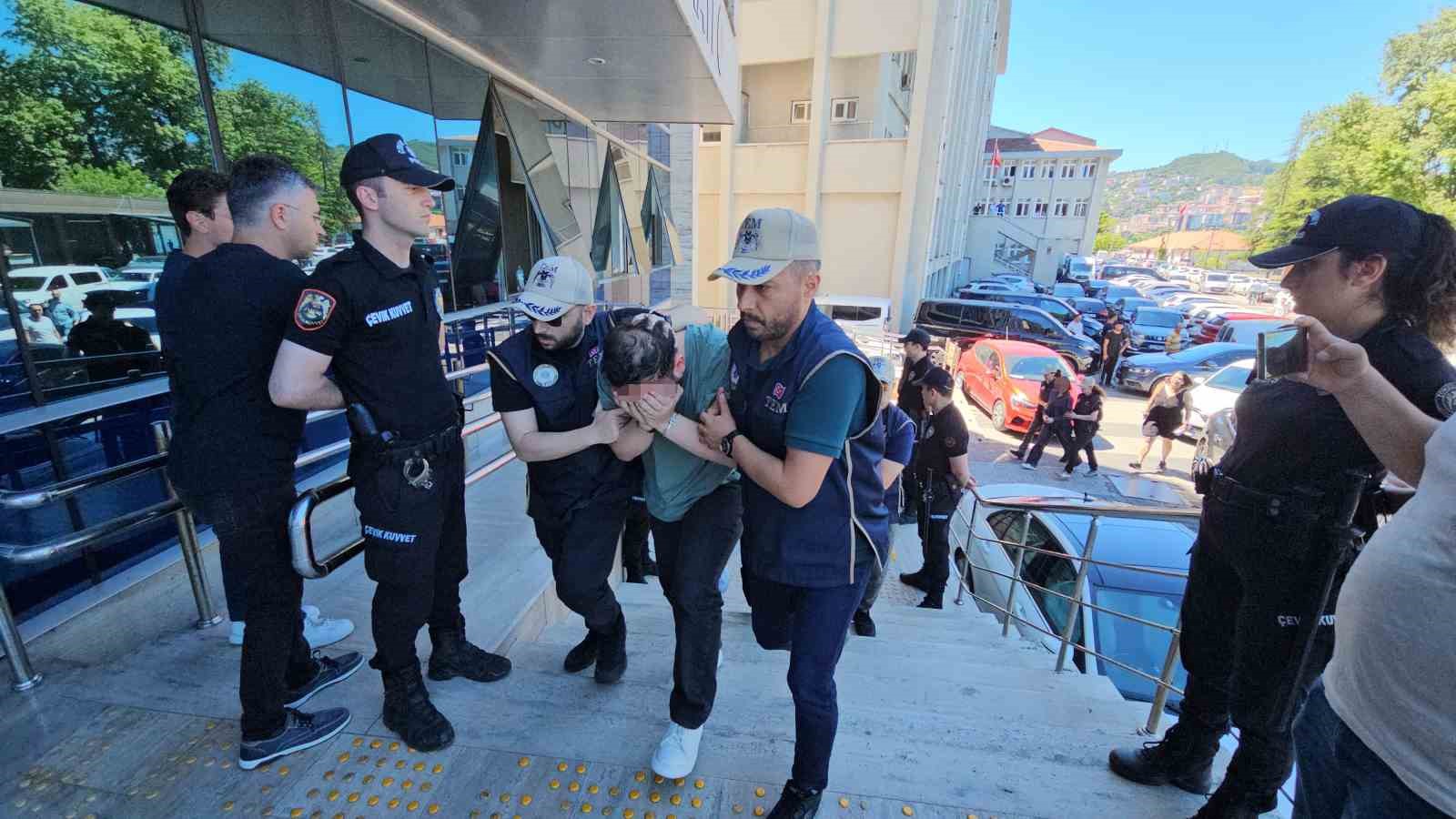 Zonguldak’ta terör örgütü operasyonunda gözaltına alınan 4 öğrenciden 3’ü tutuklandı 5 zonguldakta teror orgutu operasyonunda gozaltina alinan 4 ogrenciden 3u tutuklandi 1 6k3IF3OX