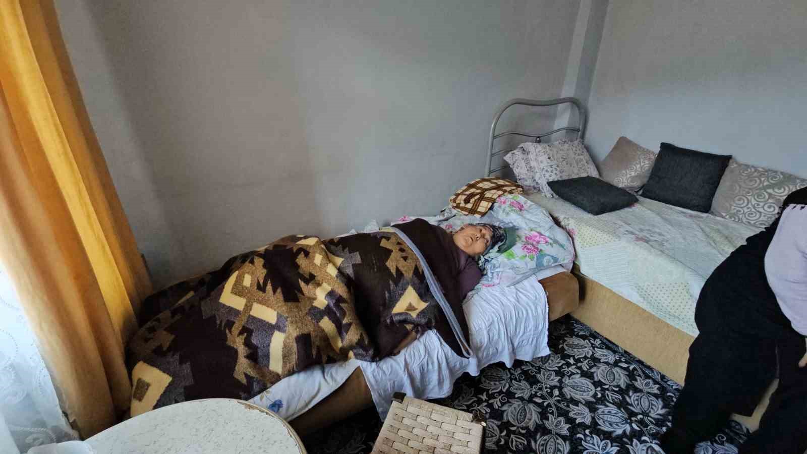 Zonguldak’ta yalnız yaşayan yatalak kadına komşuları sahip çıkıyor 5 zonguldakta yalniz yasayan yatalak kadina komsulari sahip cikiyor 1