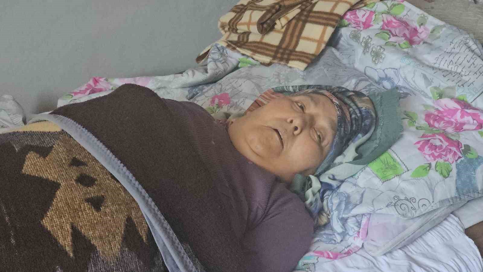 Zonguldak’ta yalnız yaşayan yatalak kadına komşuları sahip çıkıyor 6 zonguldakta yalniz yasayan yatalak kadina komsulari sahip cikiyor 2 kb6c9JlU