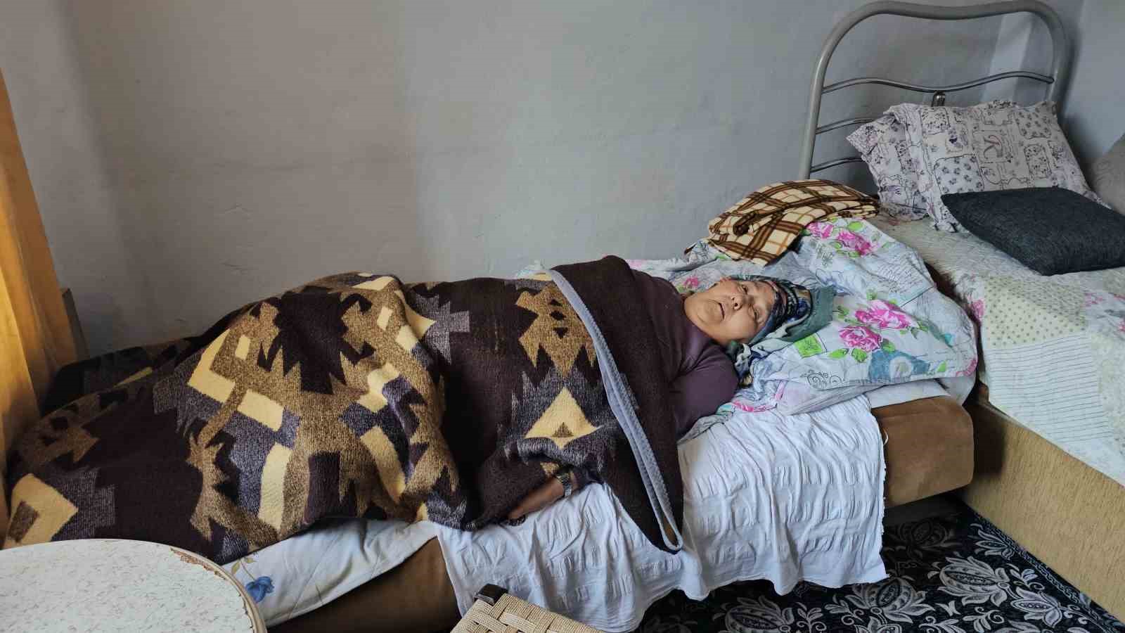 Zonguldak’ta yalnız yaşayan yatalak kadına komşuları sahip çıkıyor 7 zonguldakta yalniz yasayan yatalak kadina komsulari sahip cikiyor 3 krwqemI6
