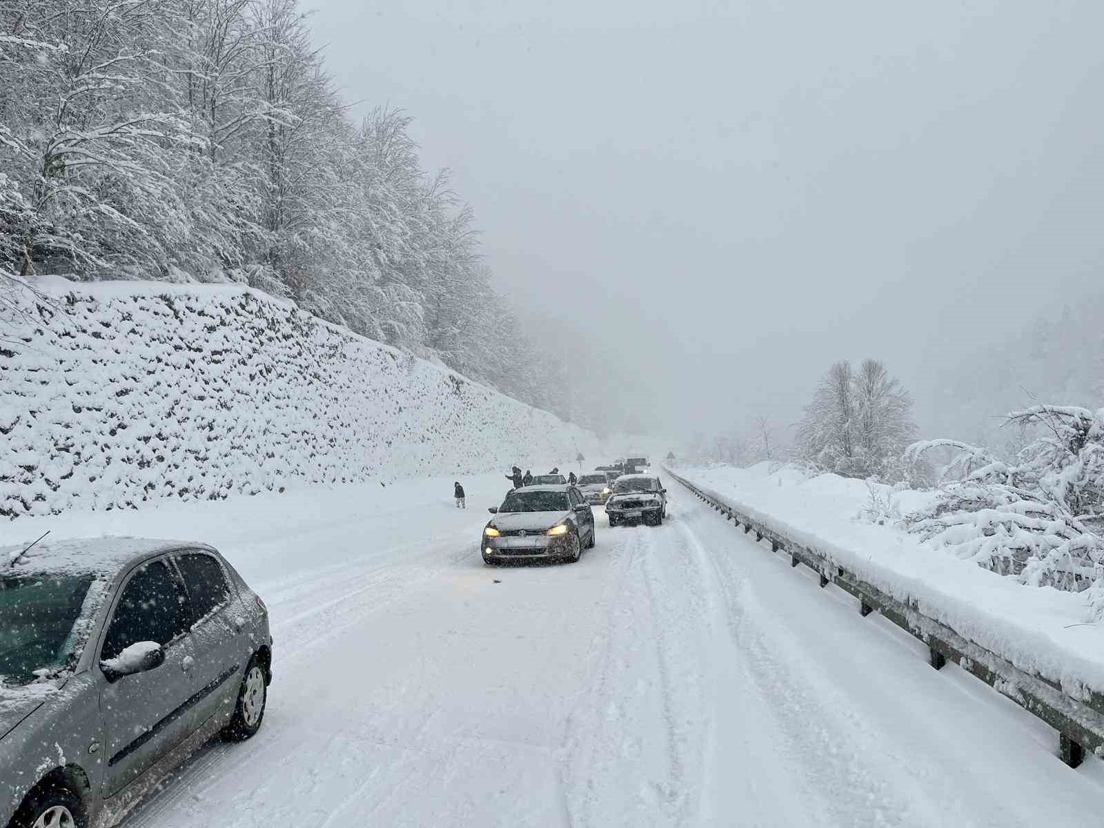 zonguldakta yogun kar mesaisi 61 koy yolunda calisma suruyor 0 9MTcLfqk