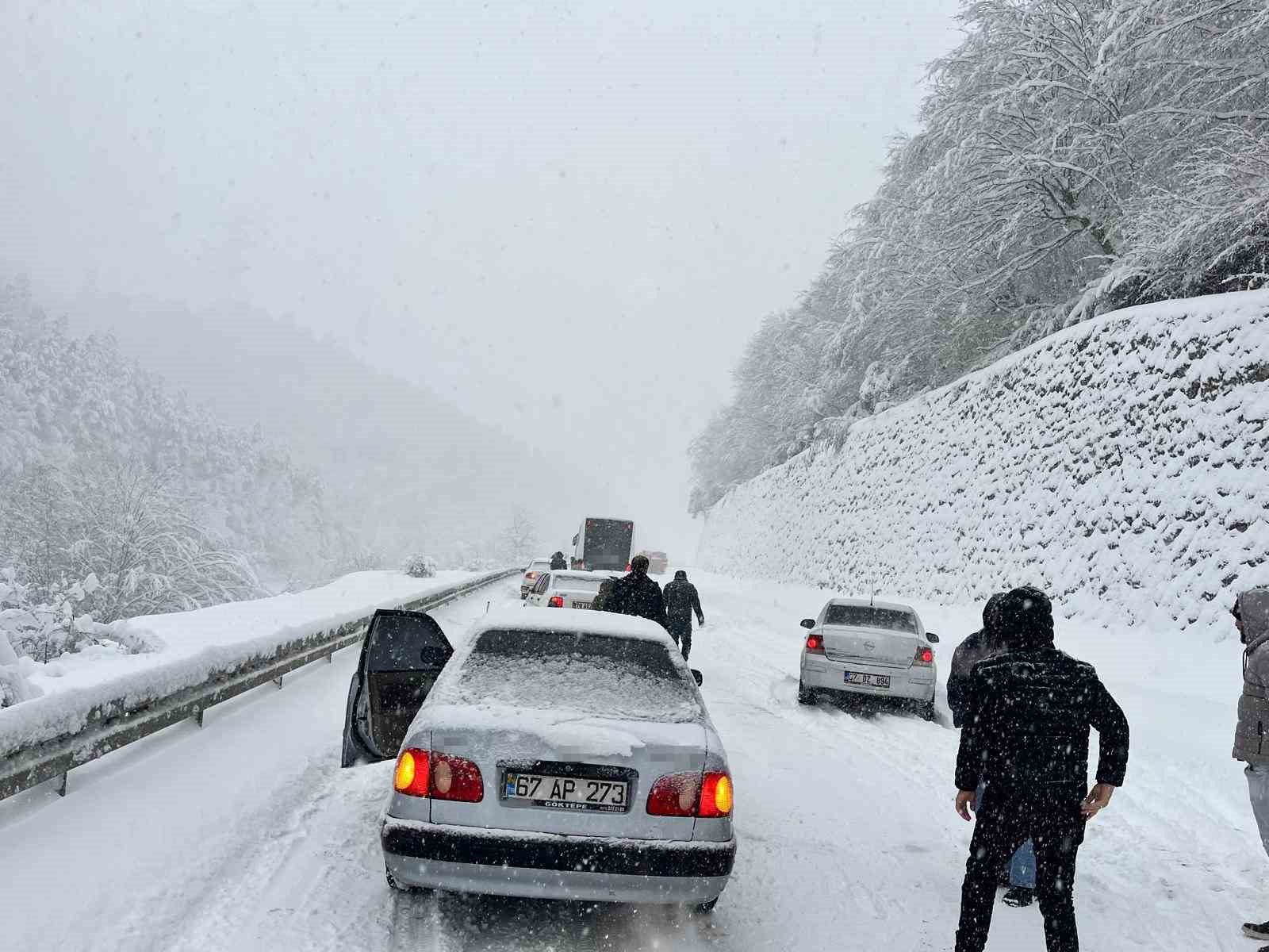 zonguldakta yogun kar mesaisi 61 koy yolunda calisma suruyor 1 NKUvzd6X