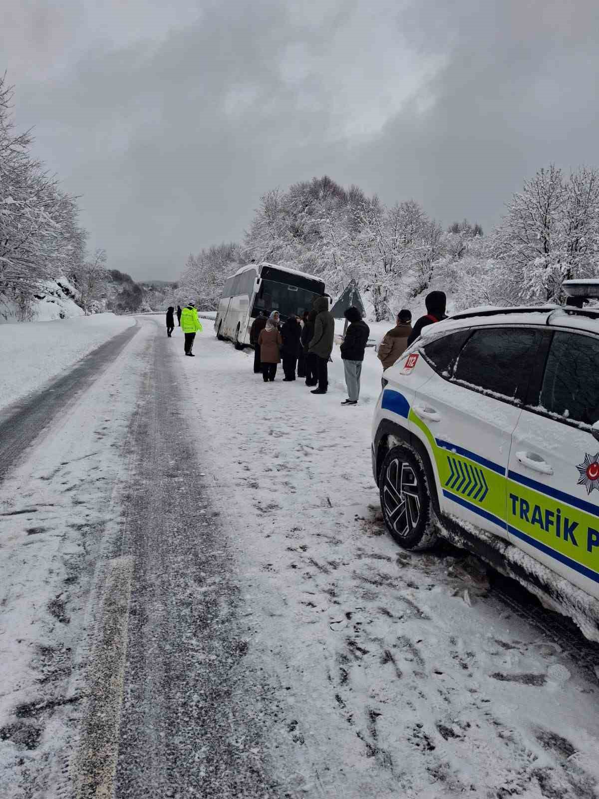 zonguldakta yogun kar mesaisi 61 koy yolunda calisma suruyor 2 Yj4GwwAj