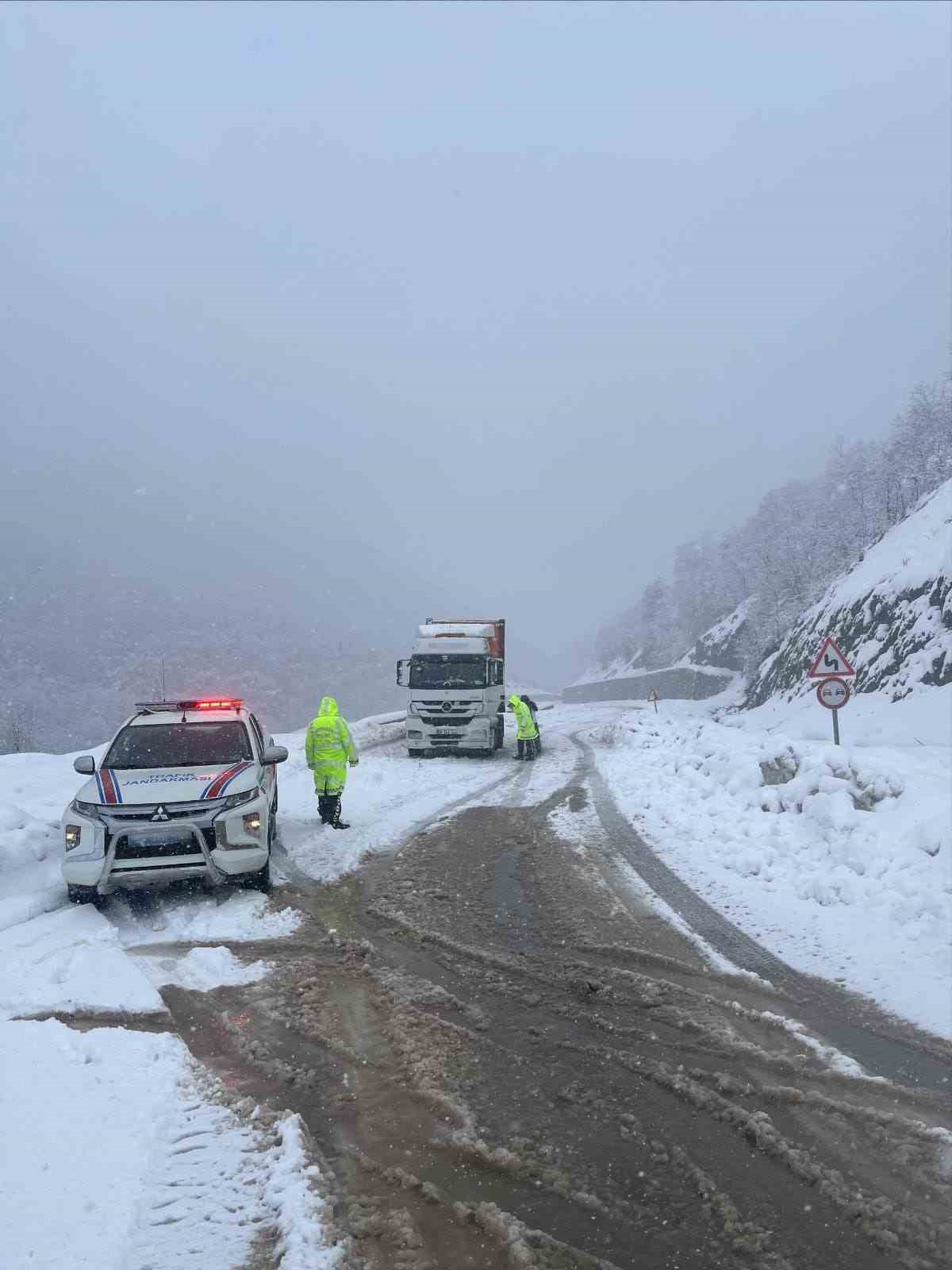 zonguldakta yogun kar mesaisi 61 koy yolunda calisma suruyor 4 F5U5CDUq