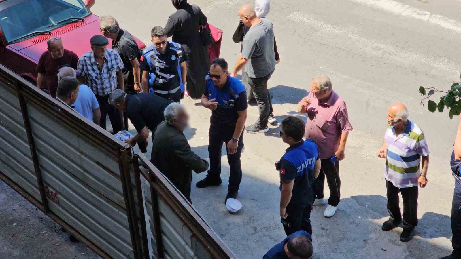zonguldakta zabitaya direnen yasli adam basini defalarca demir kapiya vurdu 1 aljzzPaI
